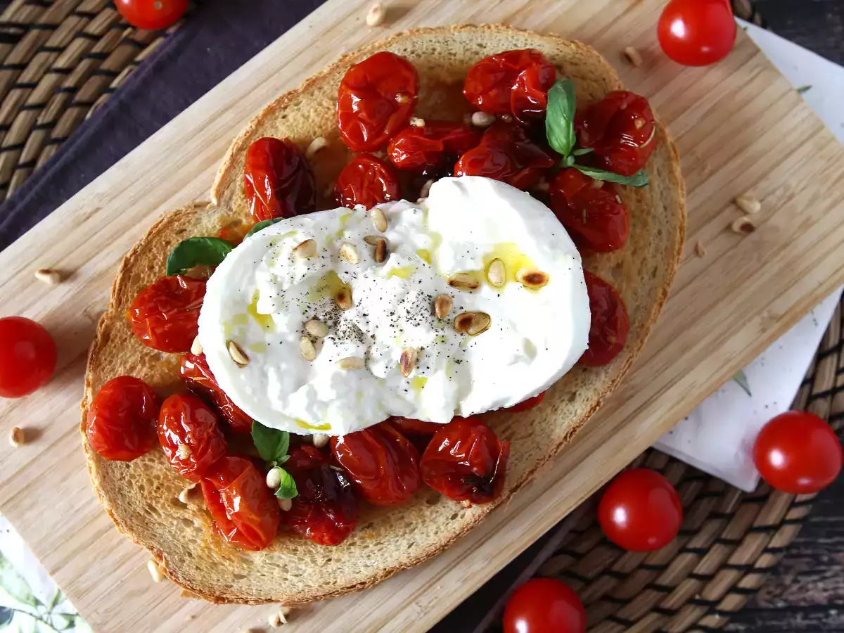 Tomat panggang dan burrata bruschetta
