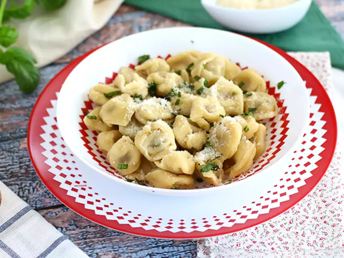 Tortellini Parmesan dengan Ham dan Kemangi