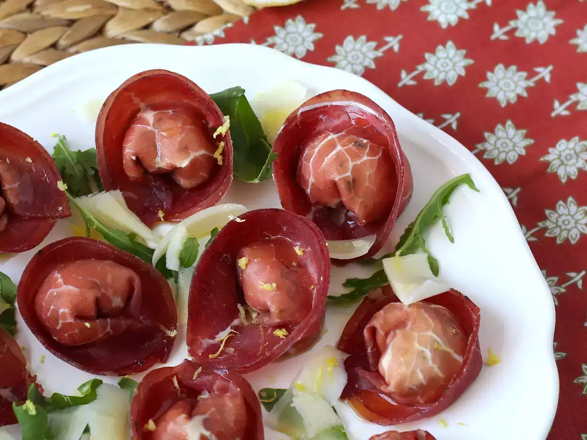 Tortelloni di bresaola yang diisi dengan roket dan keju ricotta: lezat dan siap dalam 10 menit! - foto 5
