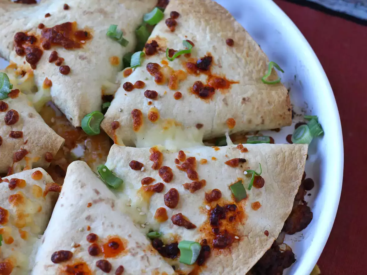 Tortilla yang dipanggang dalam oven dengan quesadilla dan isian daging sapi pedas - foto 5