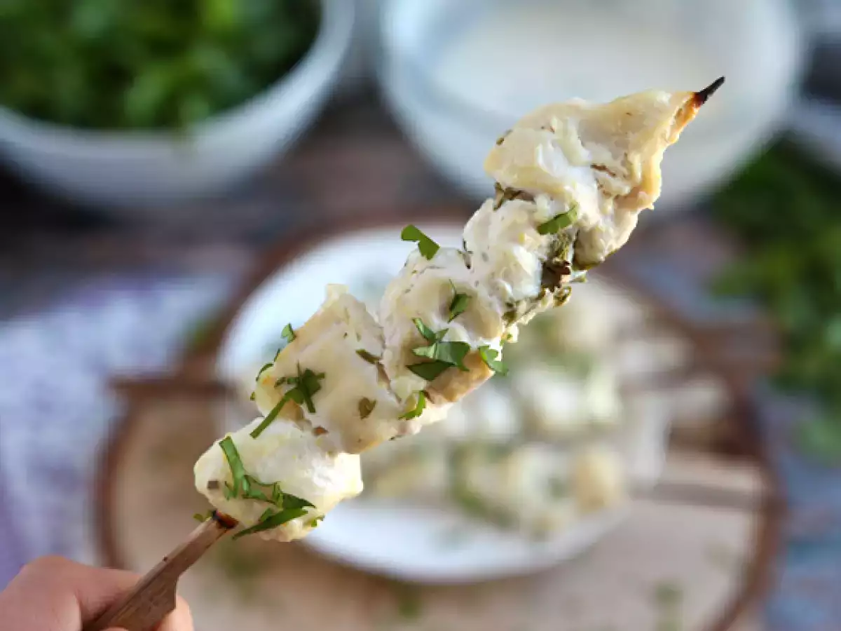 Tusuk sate ayam yang dibumbui dengan saus yoghurt/lemon - foto 2