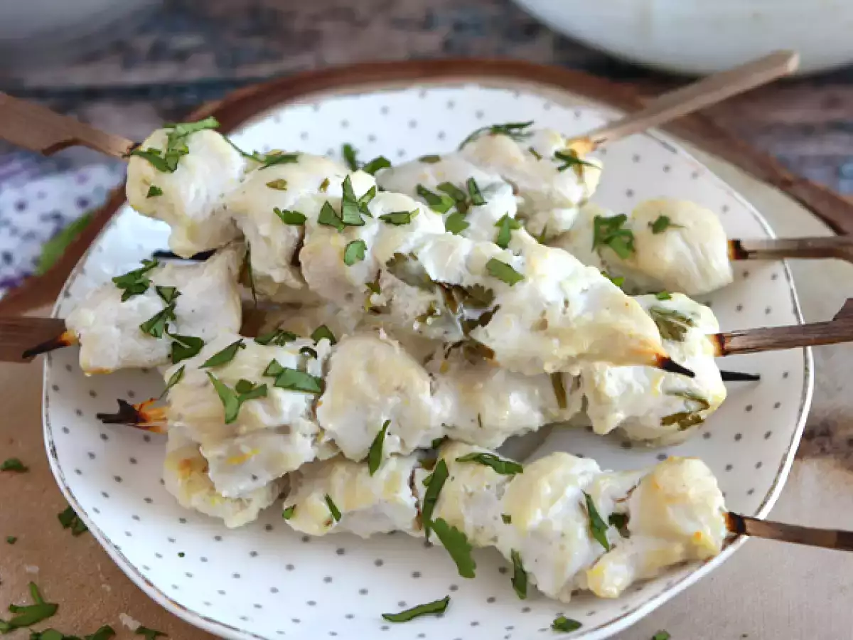 Tusuk sate ayam yang dibumbui dengan saus yoghurt/lemon - foto 3