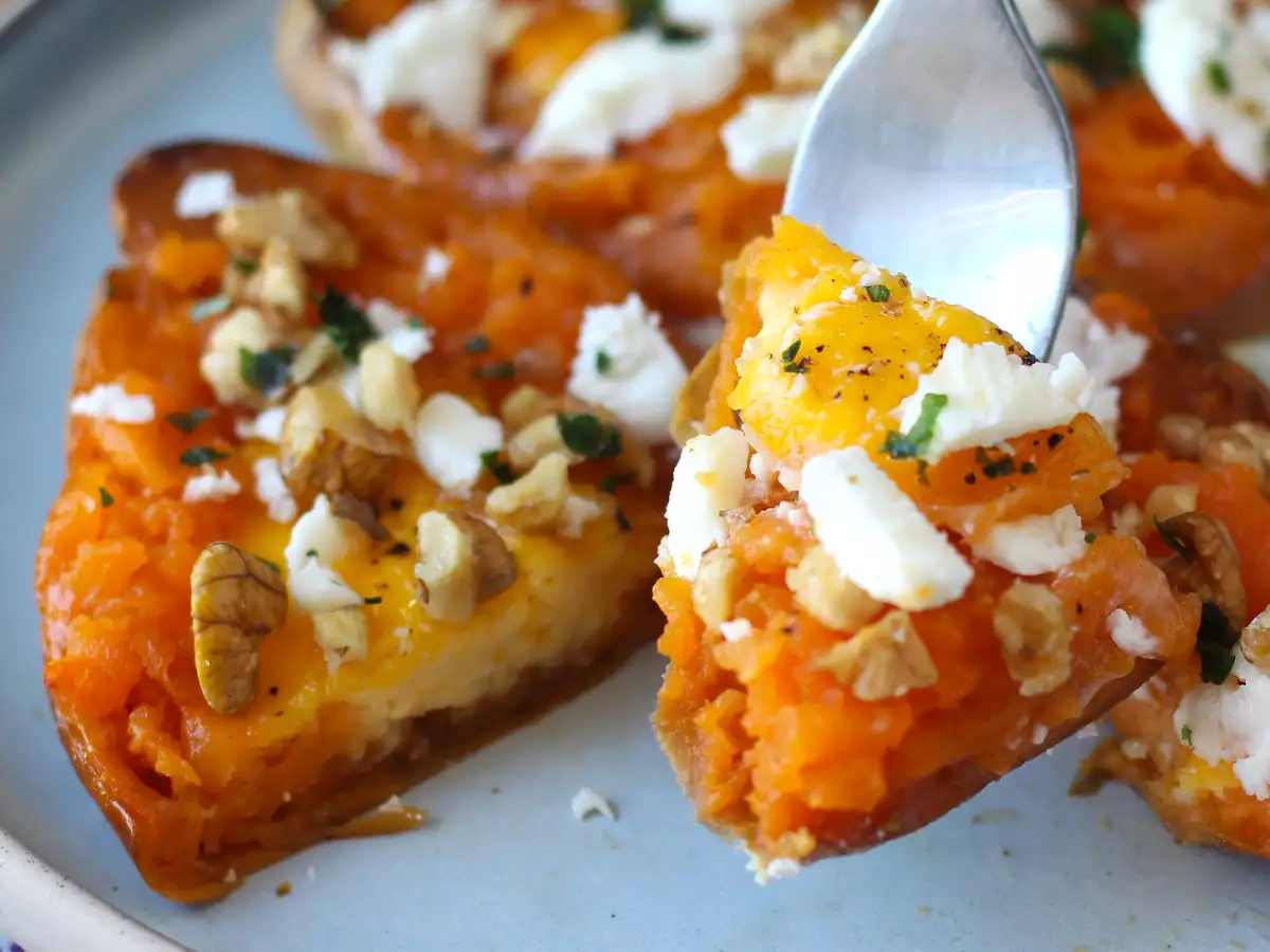 Ubi jalar panggang dengan telur, keju feta, madu, dan kacang kenari - foto 3