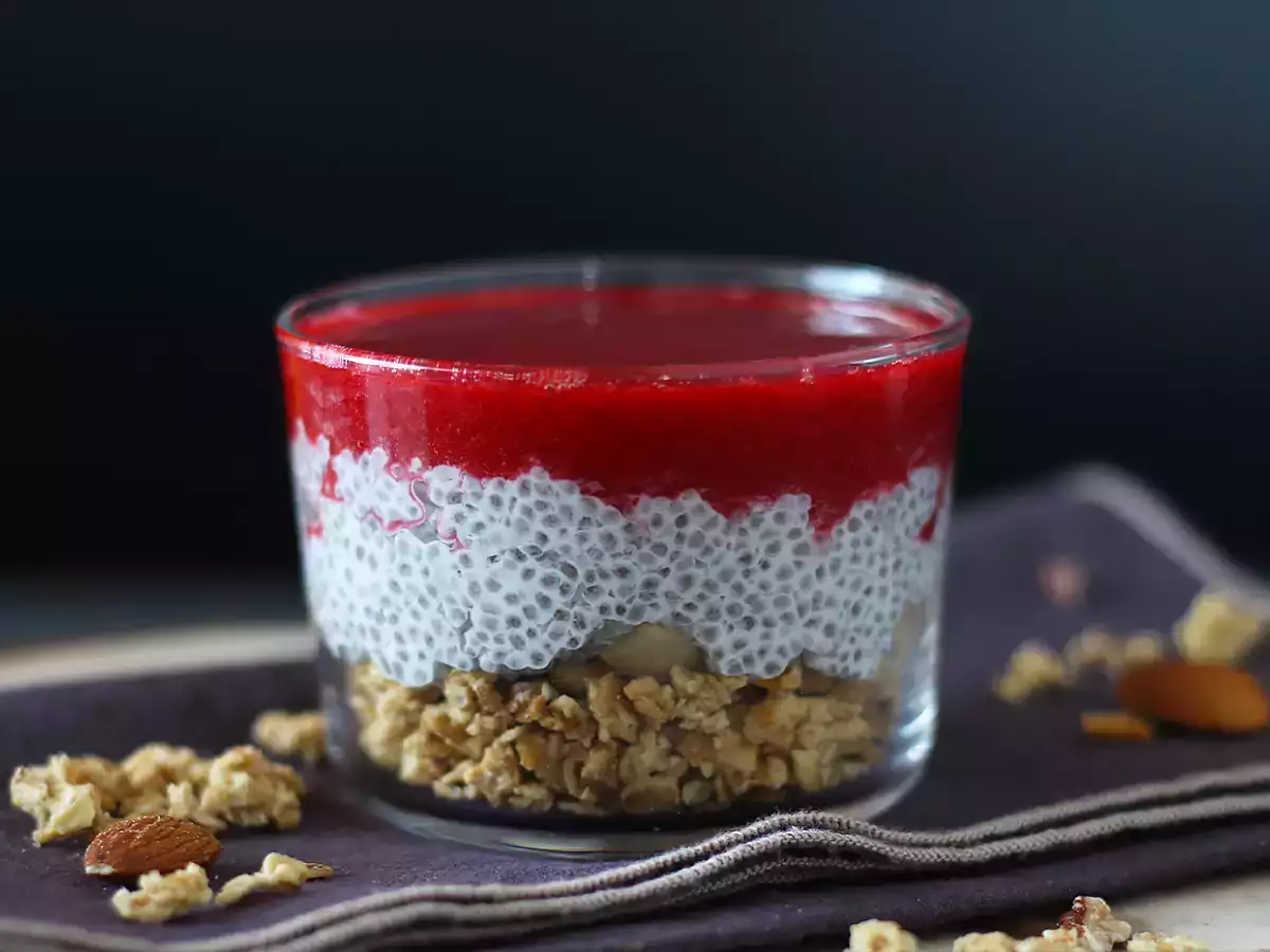 Verrines puding chia dengan santan, raspberry, dan granola - foto 2