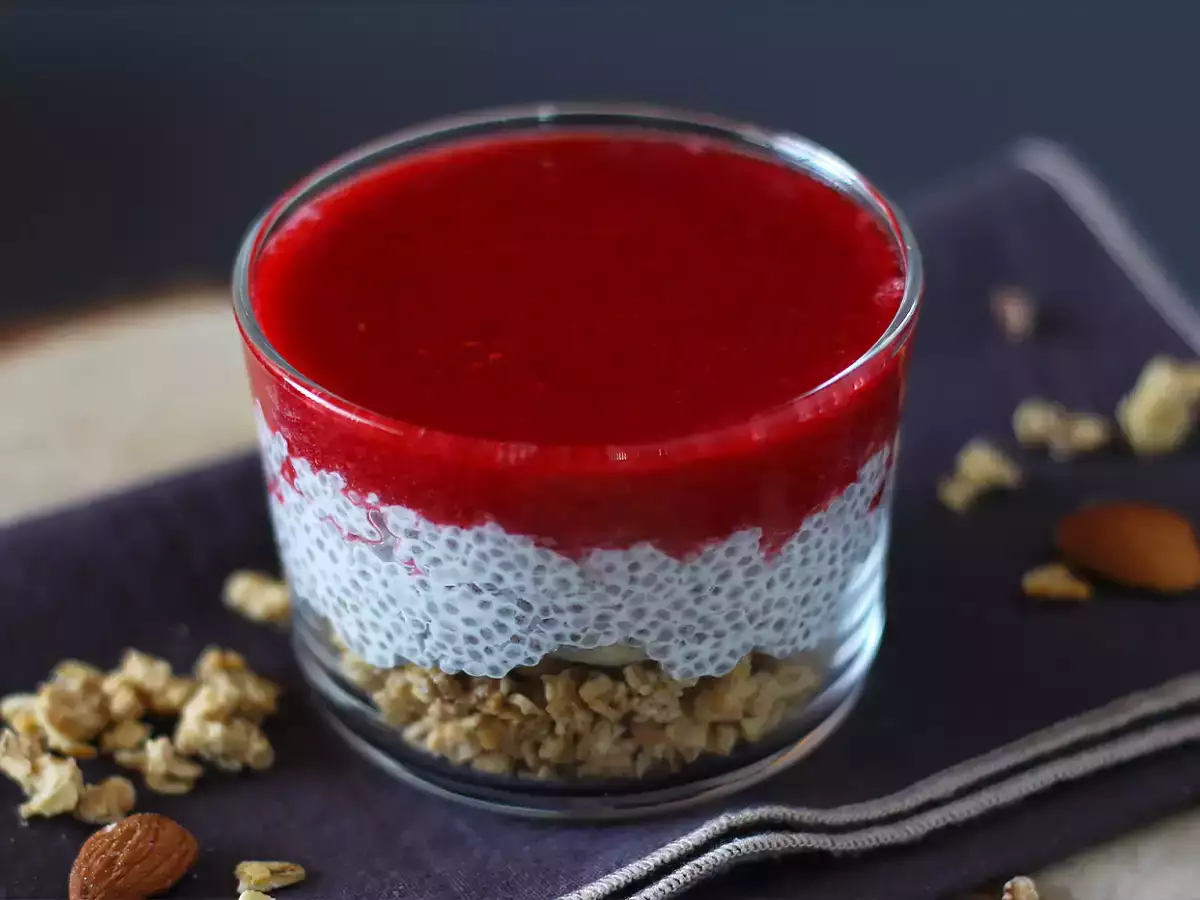 Verrines puding chia dengan santan, raspberry, dan granola - foto 3