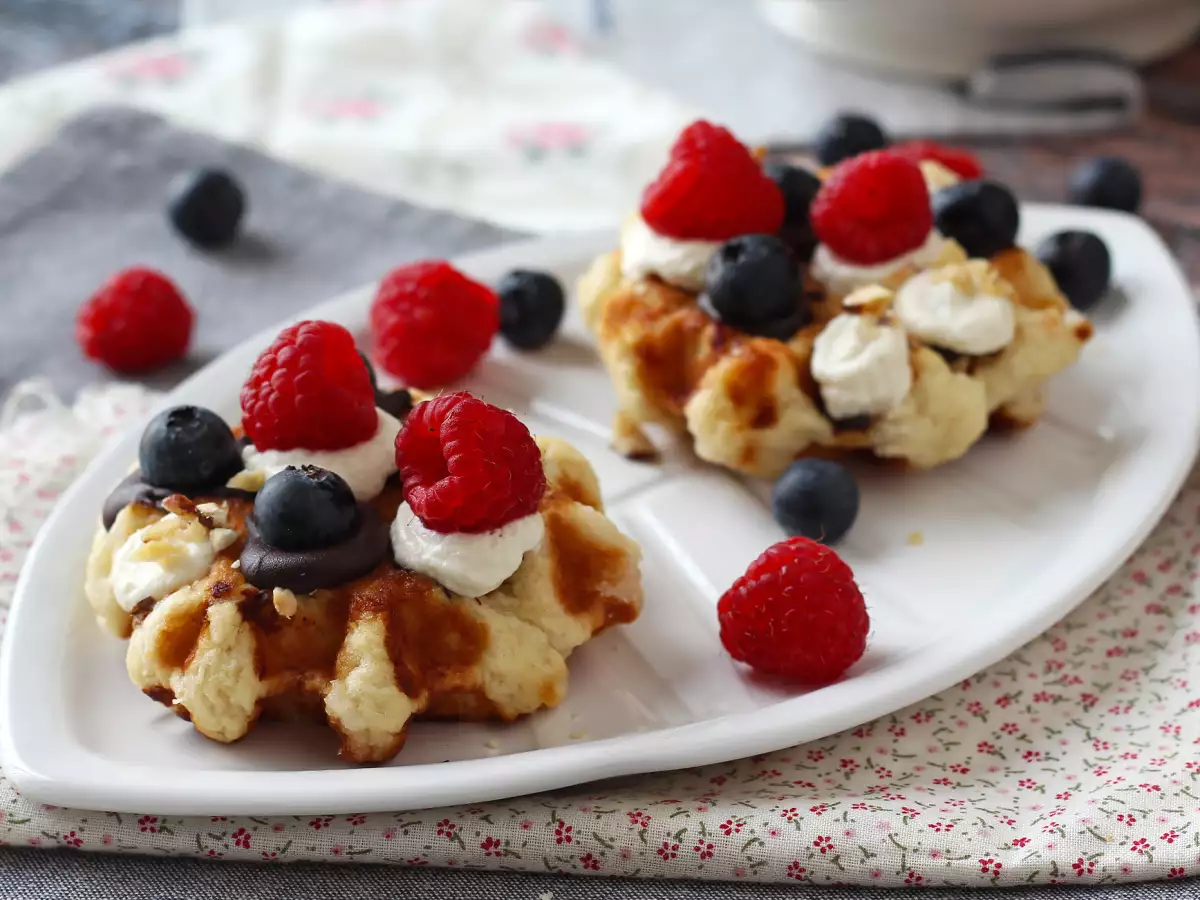 Wafel Liège dengan Topping Buah, Cokelat, dan Krim Kocok