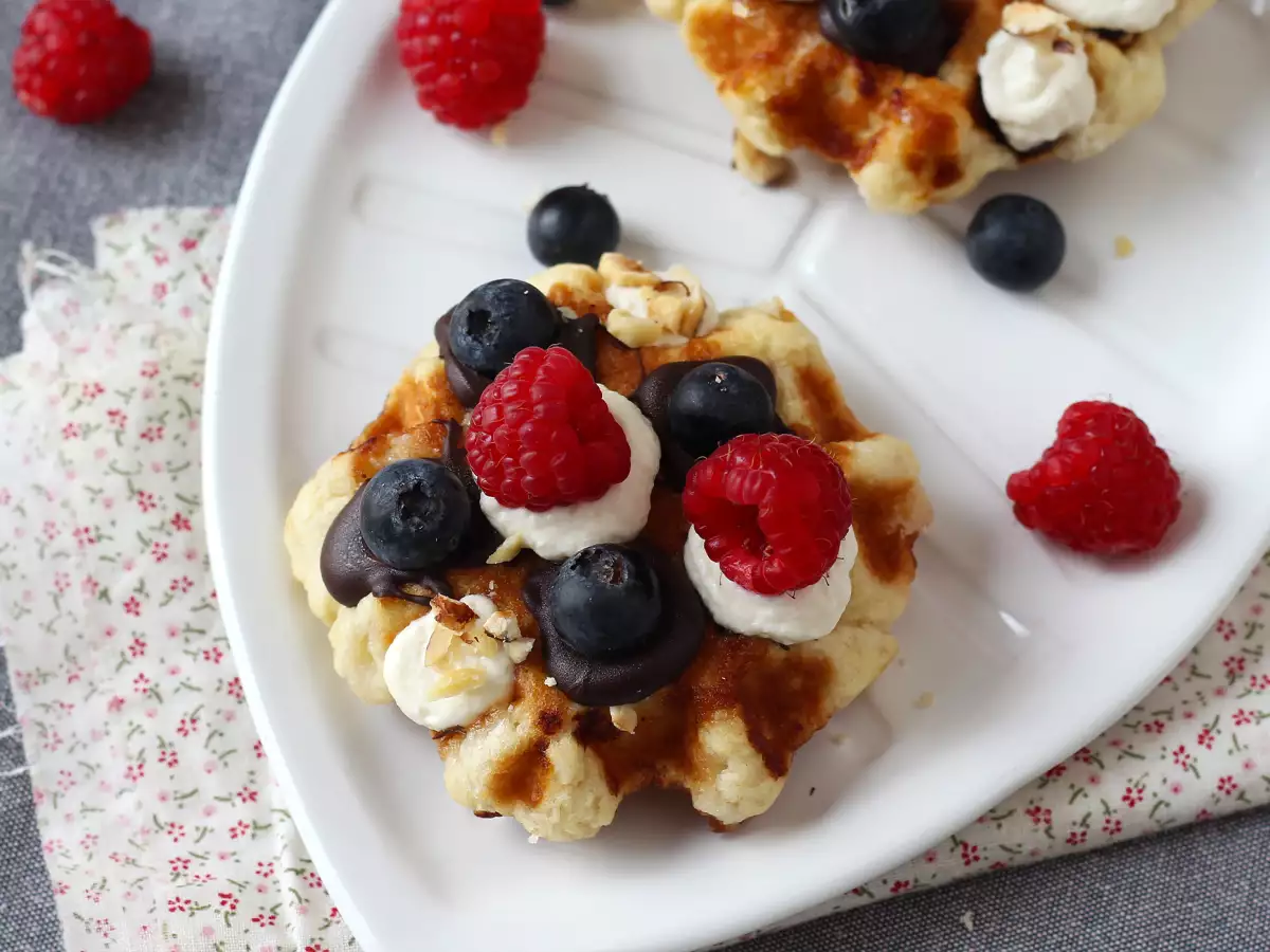 Wafel Liège dengan Topping Buah, Cokelat, dan Krim Kocok - foto 2