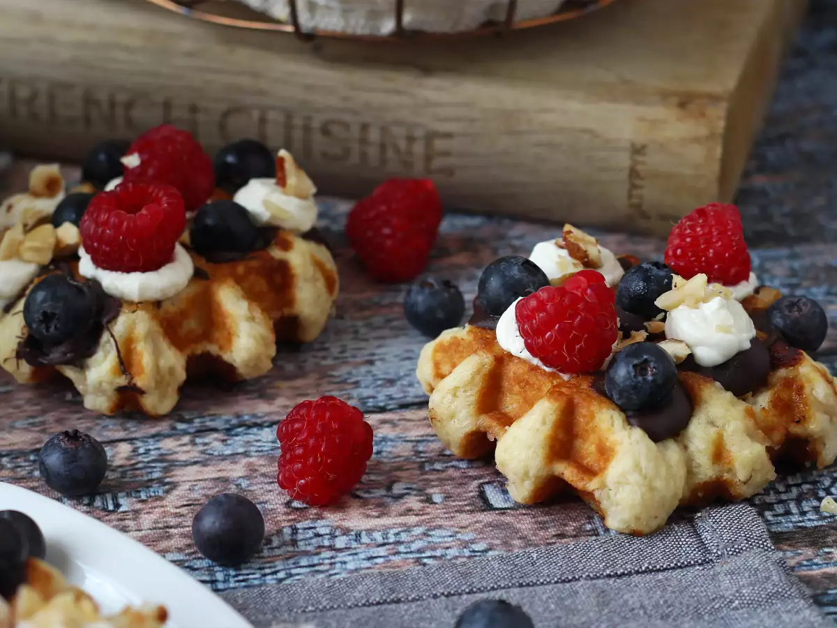 Wafel Liège dengan Topping Buah, Cokelat, dan Krim Kocok - foto 3