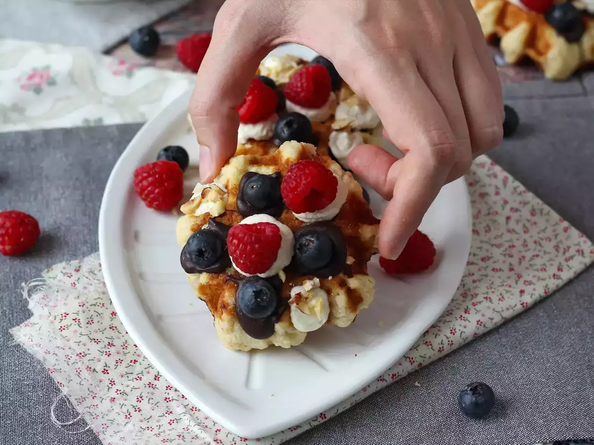 Wafel Liège dengan Topping Buah, Cokelat, dan Krim Kocok - foto 4