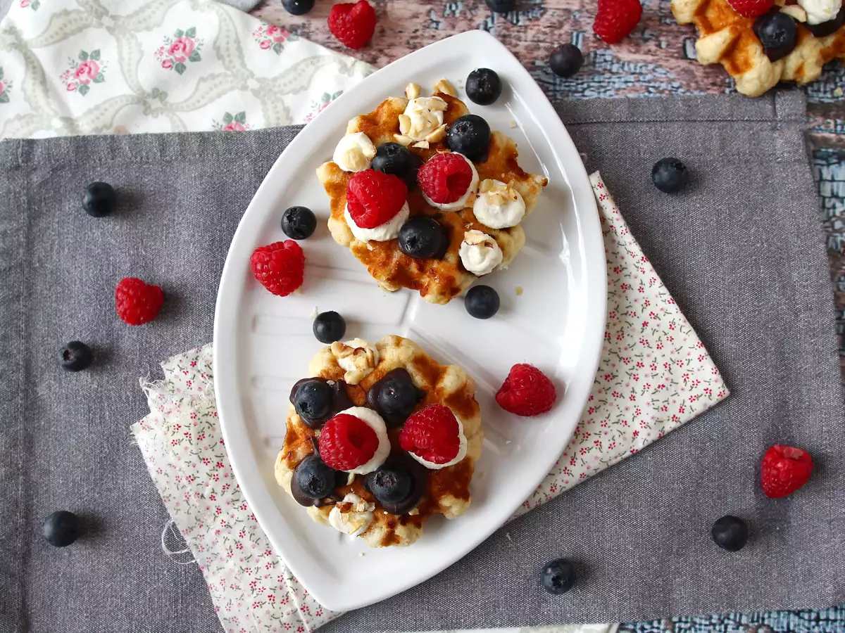Wafel Liège dengan Topping Buah, Cokelat, dan Krim Kocok - foto 5
