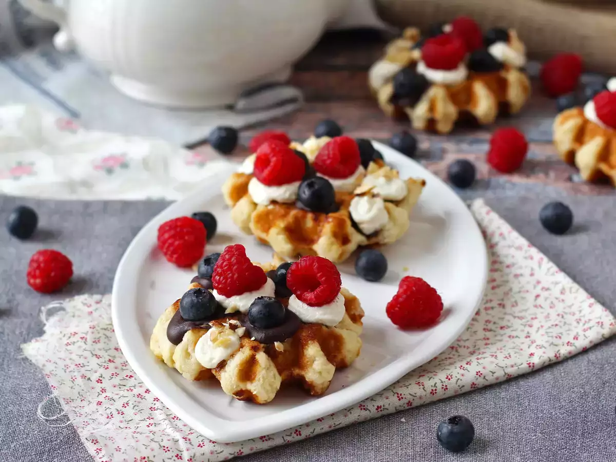 Wafel Liège dengan Topping Buah, Cokelat, dan Krim Kocok - foto 7