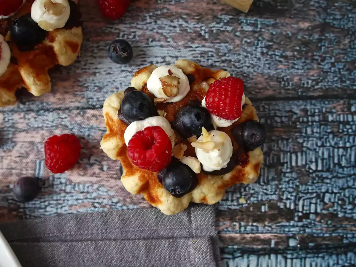 Wafel Liège dengan Topping Buah, Cokelat, dan Krim Kocok - foto 8