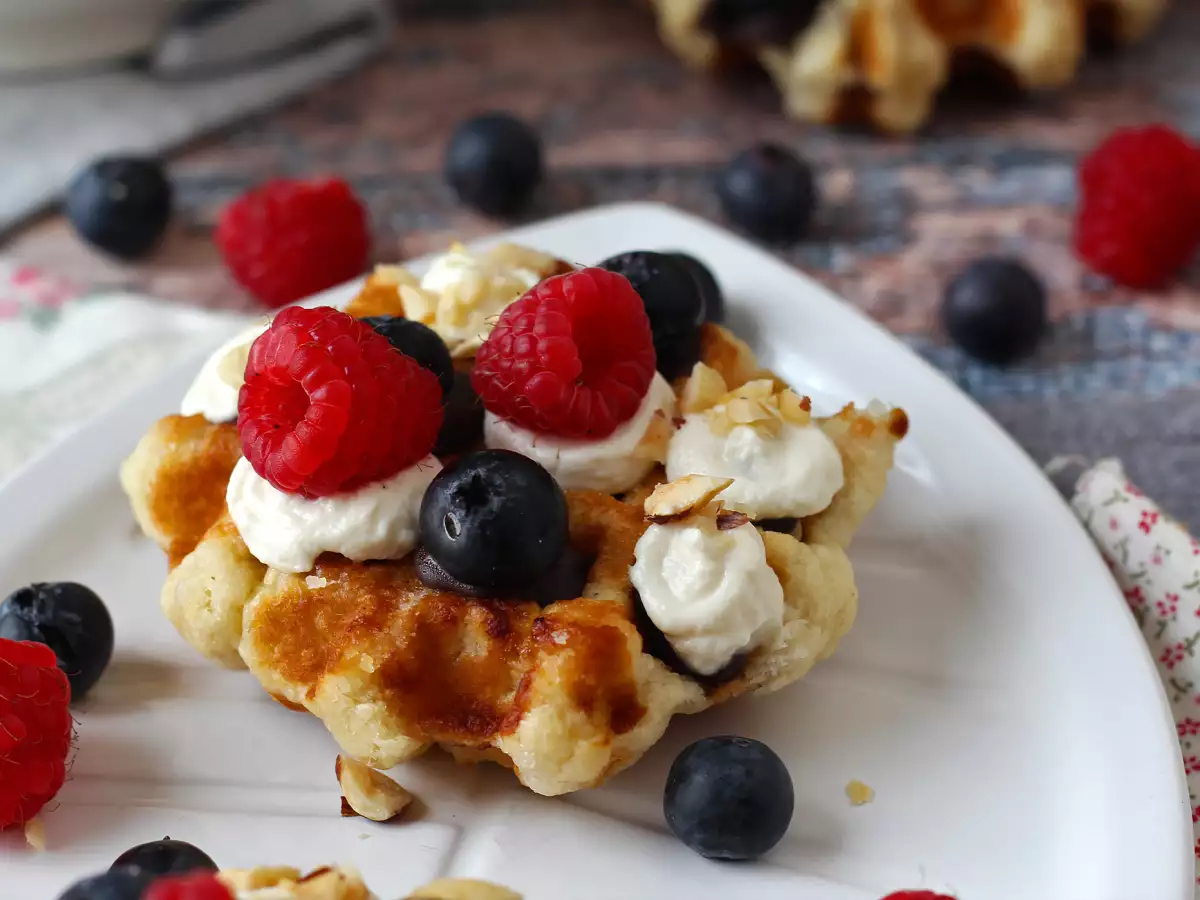 Wafel Liège dengan Topping Buah, Cokelat, dan Krim Kocok - foto 9