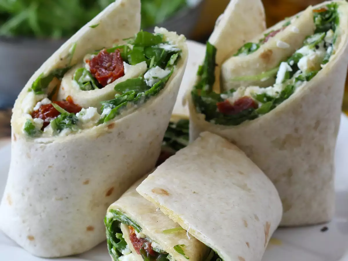 Wrap Mediterania isi hummus, rukola, paprika, dan feta - foto 2