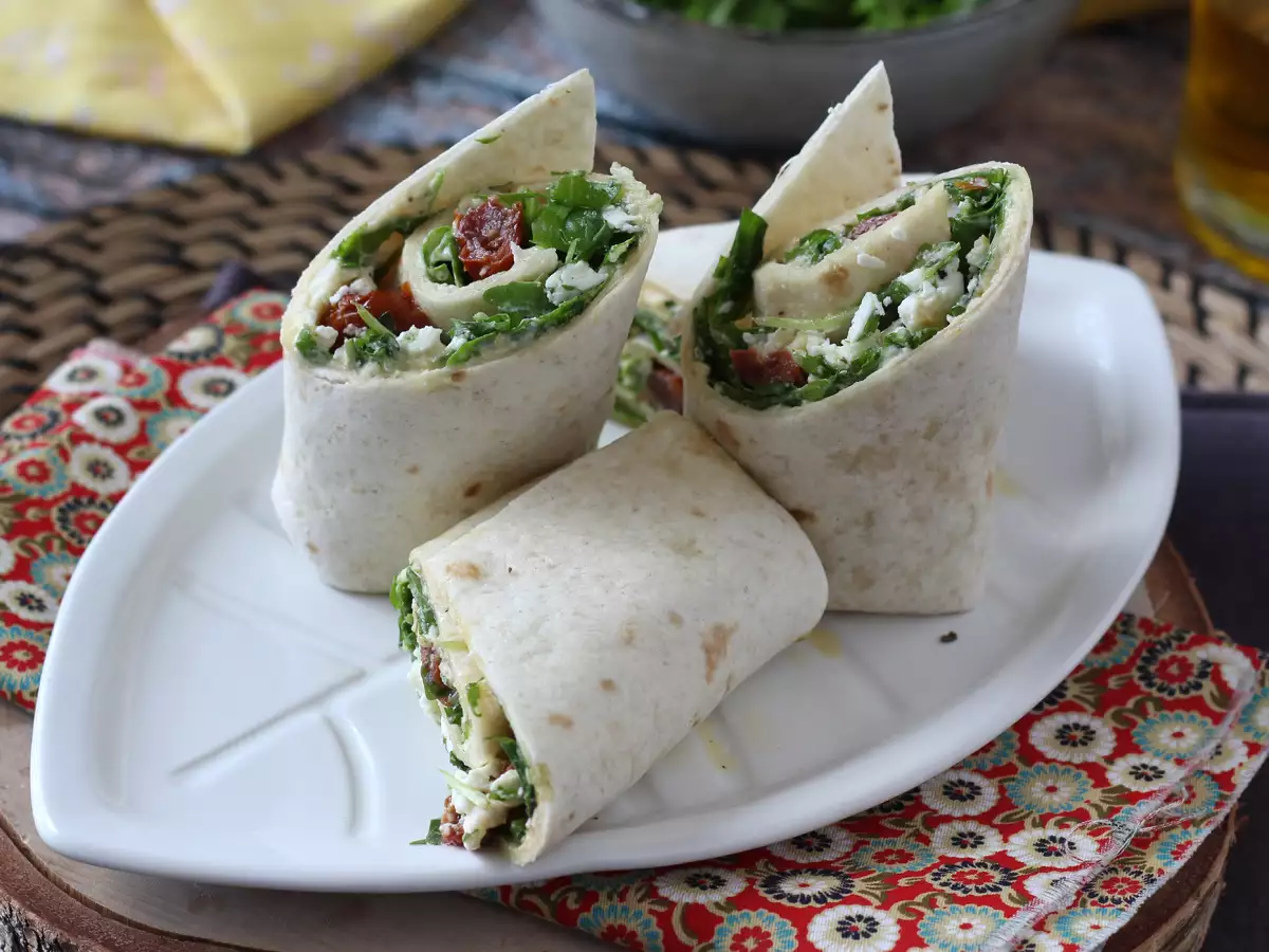 Wrap Mediterania isi hummus, rukola, paprika, dan feta - foto 3