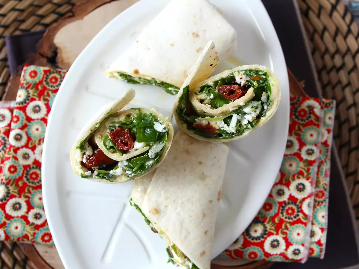 Wrap Mediterania isi hummus, rukola, paprika, dan feta - foto 4