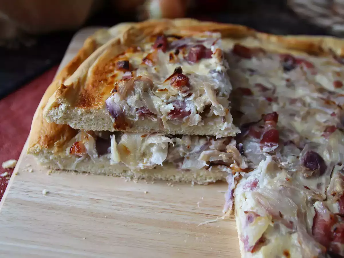 Zwiebelkuchen: pai bawang Jerman dengan bawang bombai yang dimasak hingga lembut dan potongan daging asap - foto 3