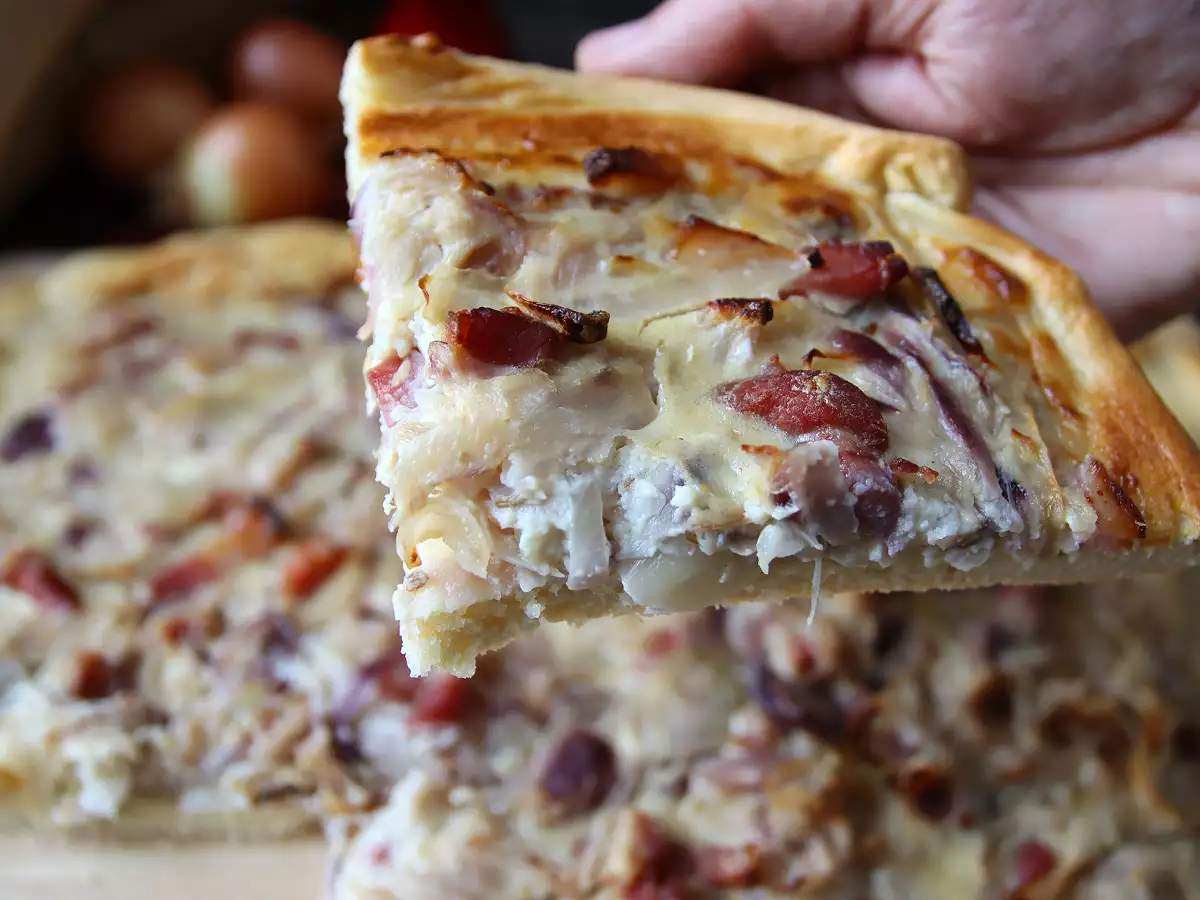 Zwiebelkuchen: pai bawang Jerman dengan bawang bombai yang dimasak hingga lembut dan potongan daging asap - foto 4